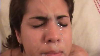 Красивая латинская брюнетка занимается грубым сексом